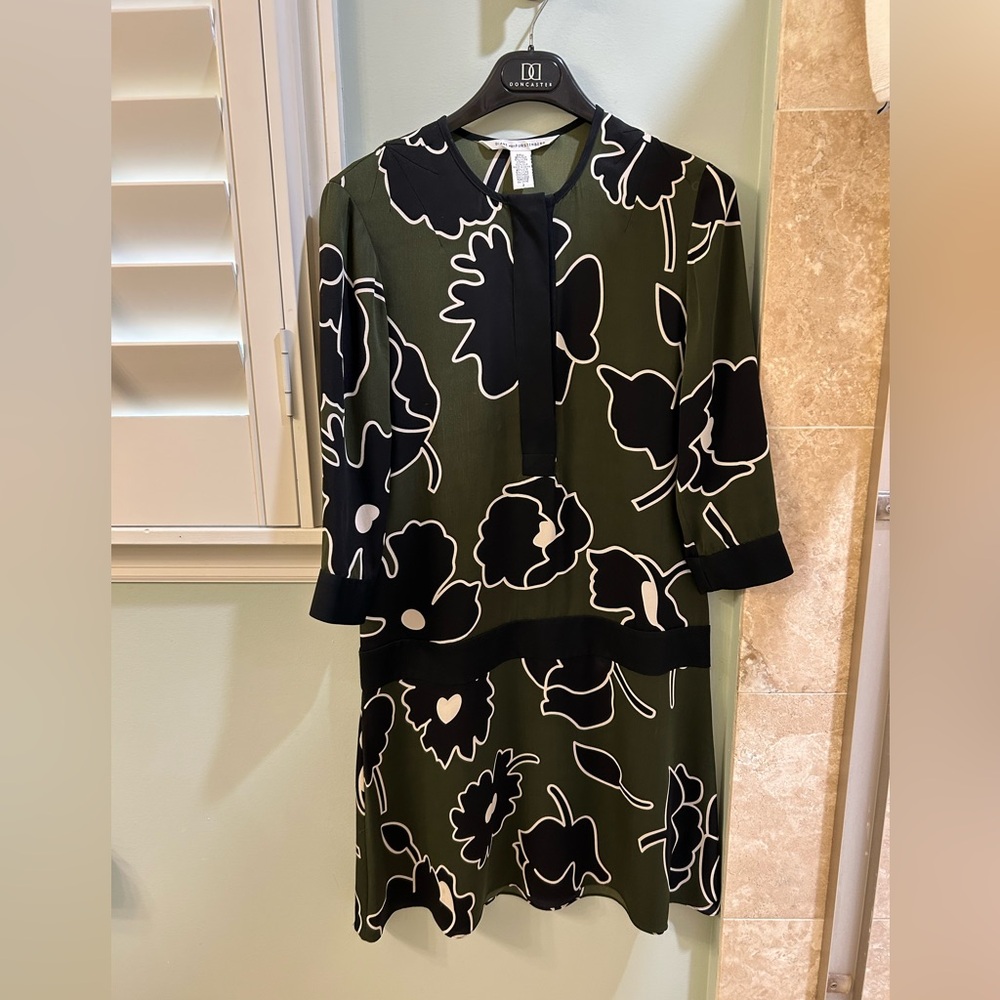 Diane Von Furstenberg Black Sheath Dress 3/4 Sleeve Crew Neck